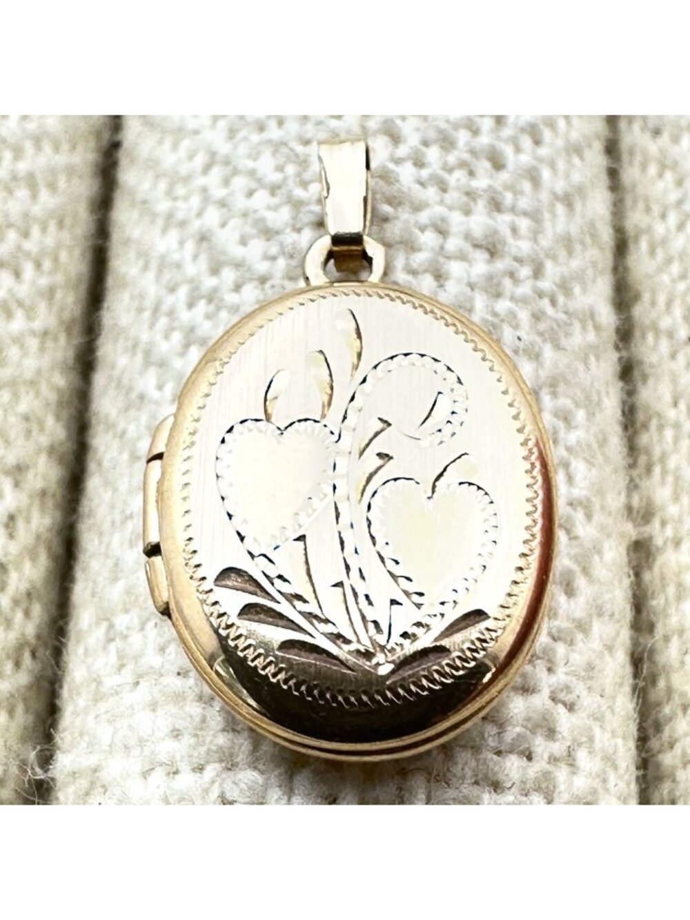 Vintage 10k Yellow Gold Oval Picture Locket Pendant for Necklace 1.56 Grams - Picture 1 of 12